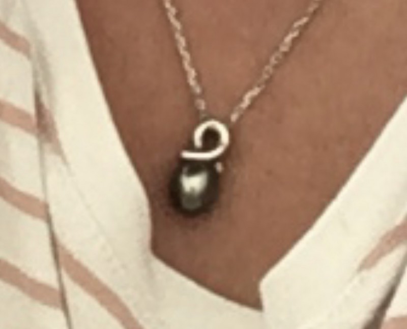 Perdu pendentif perle noire et or blanc