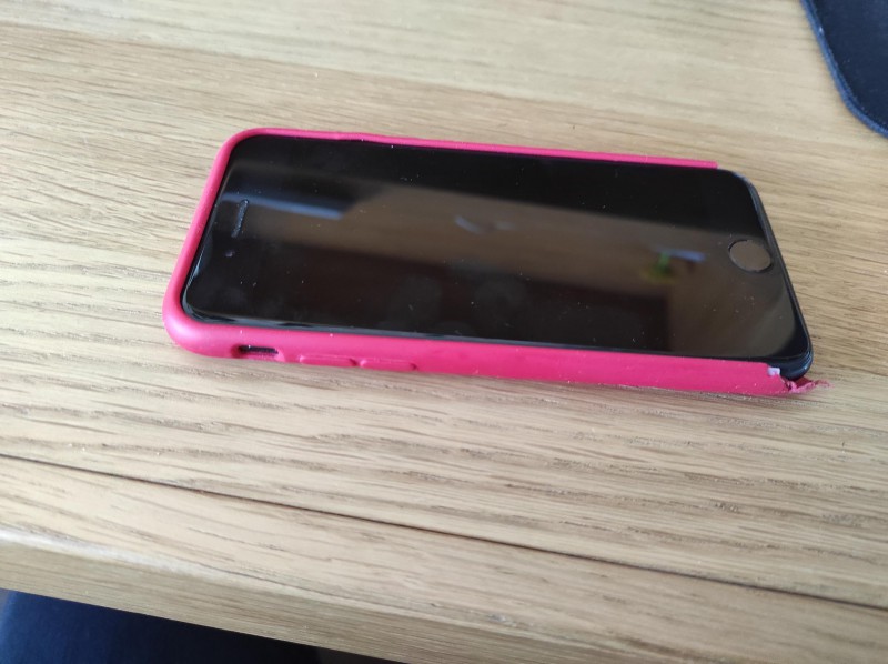 iphone noir avec coque rouge