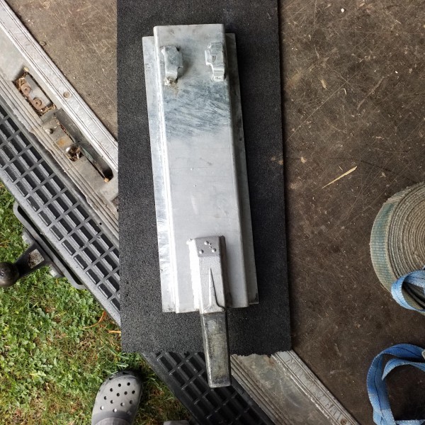 Pièces métalliques de 40 Cm x 15 cm galvanisés qui sert de supports de ridelles