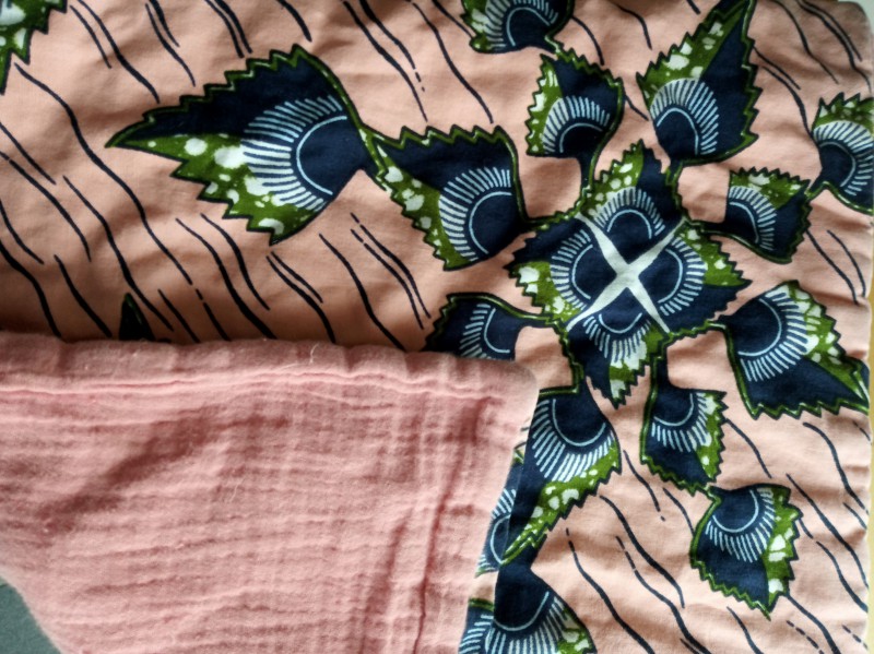 Un doudou couverture en tissu africain