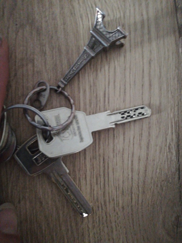 Deux clefs avec porte clef représentant une tour eiffel
