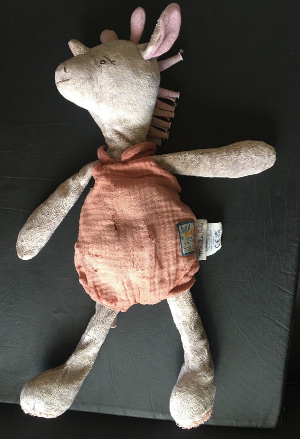 Trouvé Doudou Girafe, marque Moulin Roty, près de la grande roue de la route du rhum à Saint-Malo