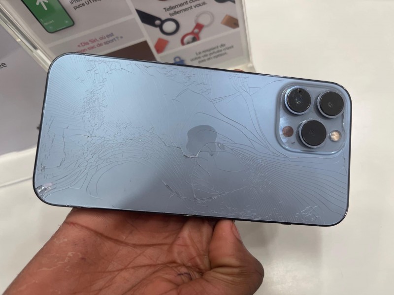 iPhone 13 bleu cassé à l arriere