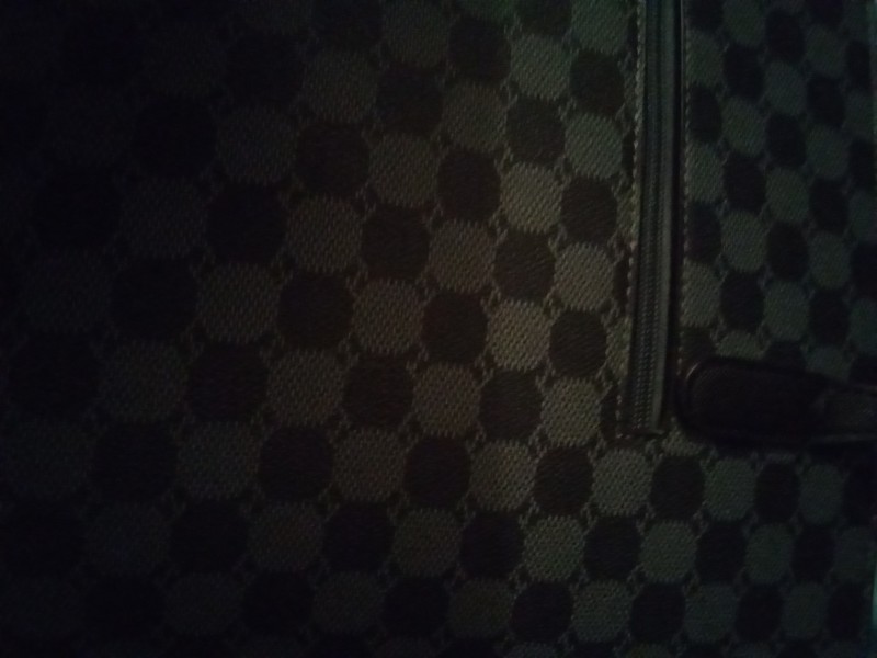 sac a main gris a carreaux avec carte bleue carte d'identité.clefs et pass navigo