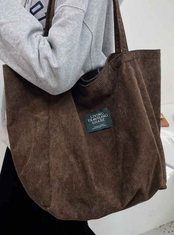 Sac à main marron avec banane colorée à l'intérieur