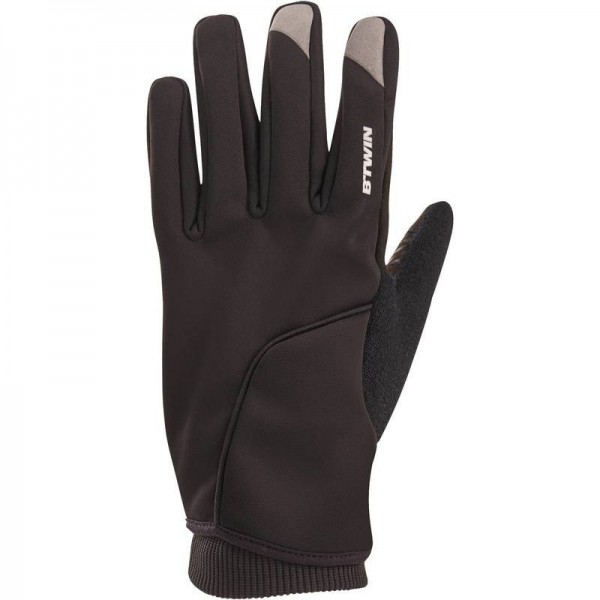 Gants B'twin au parking entre Cauterets (Hautes-Pyrénées) et sa station de ski