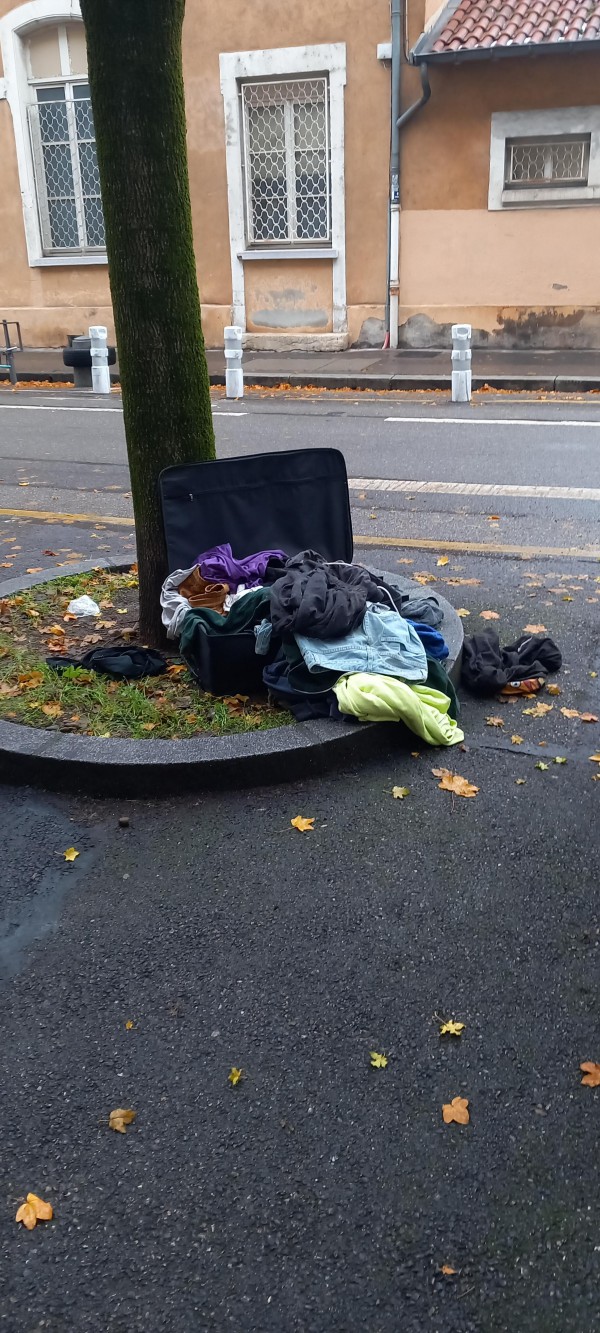 Valise noire, Lyon6, rue Montgolfier en face du collège