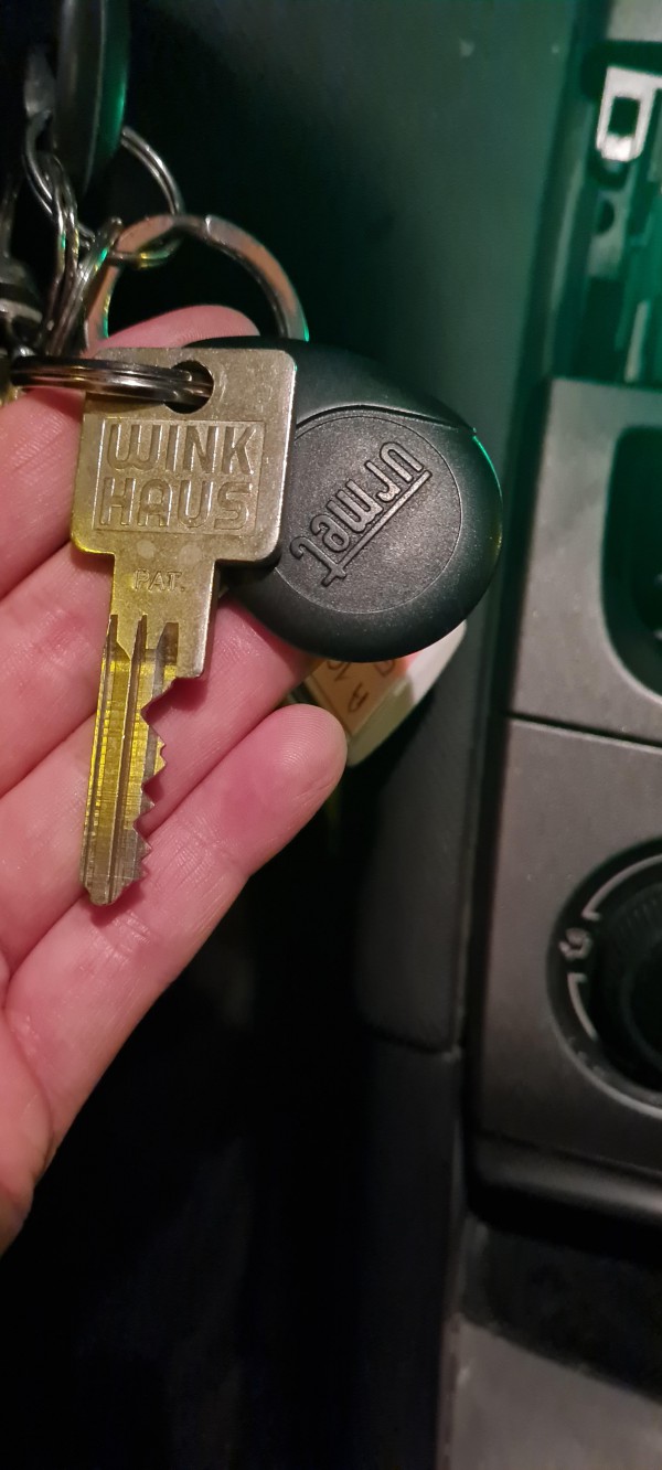 Perte de clef avec un badge noir et porte clé cœur argenté entre rue de la citée à Troyes et le parking r Rue Mitantier