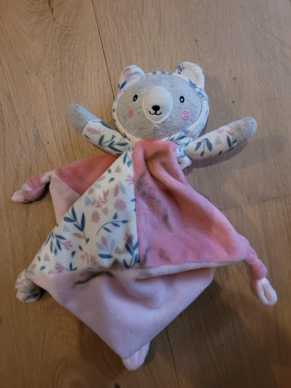 Doudou rose pâle trouvé rue Gambetta