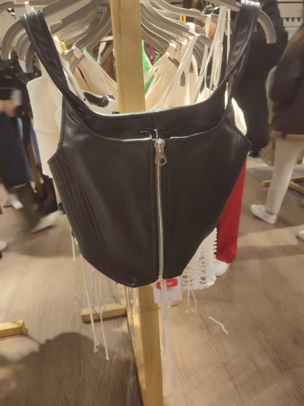 Perdu haut court noir à zip, tram 1 direction Mosson