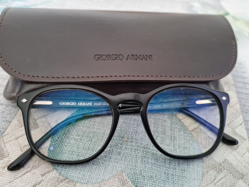 Étui avec lunettes de vue giorgio armani, chemin de la begude la cadiere