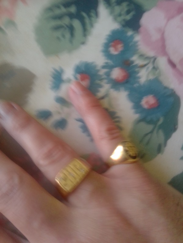 Chevalières homme or jaune avec 3 diamants et chevalière or jaune et rose avec 3 rubis