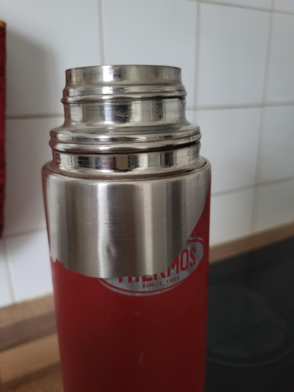 Thermos , le gobelet rouge