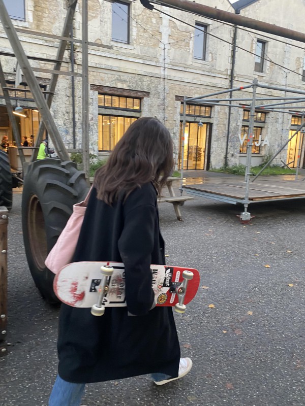 Un skateboard rouge avec fumer tue, dans le bus 5 direction gare de biarritz