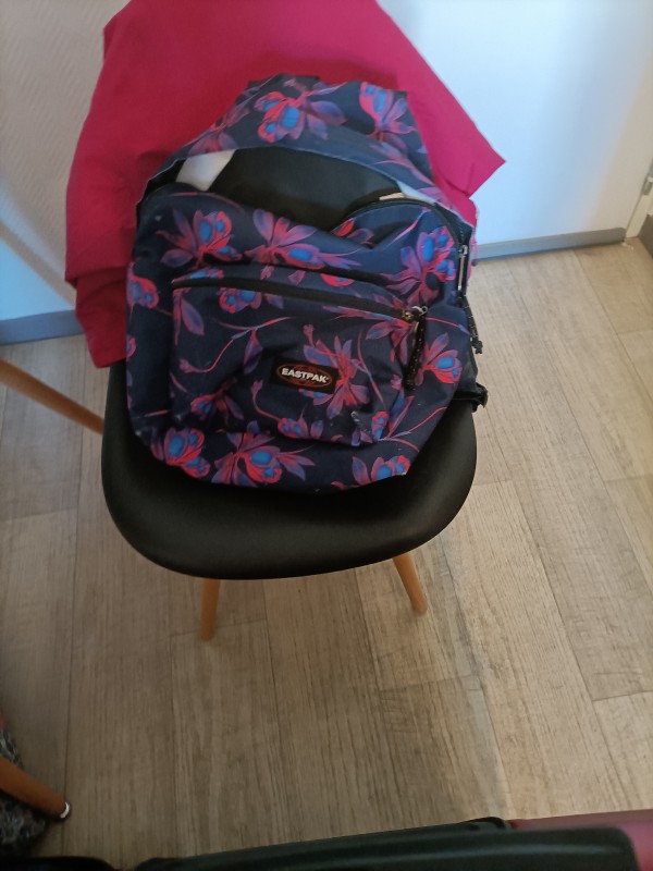 Sac à dos Eastpak avec des livres écrits de la main