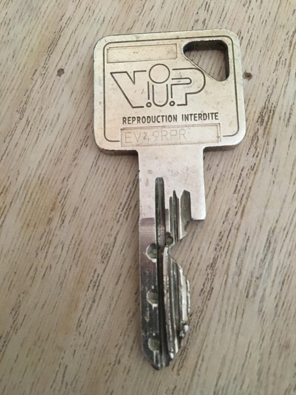 J’ai perdu à Cergy le haut 20 boulevard de l’Evasion une clé grise Vachette et un badge noir avec 2 petites clés de boîte aux lettres grise c’était ma seule paire de clé Vachette grise il y’a écrit VIP et une référence pour la clé Vachette c’est EV49RPR.