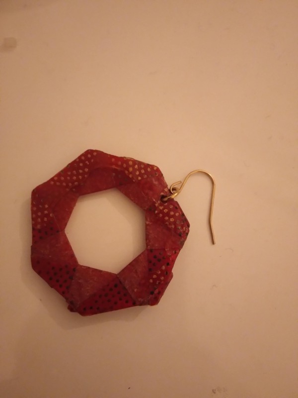 Boucle d'oreille rouge