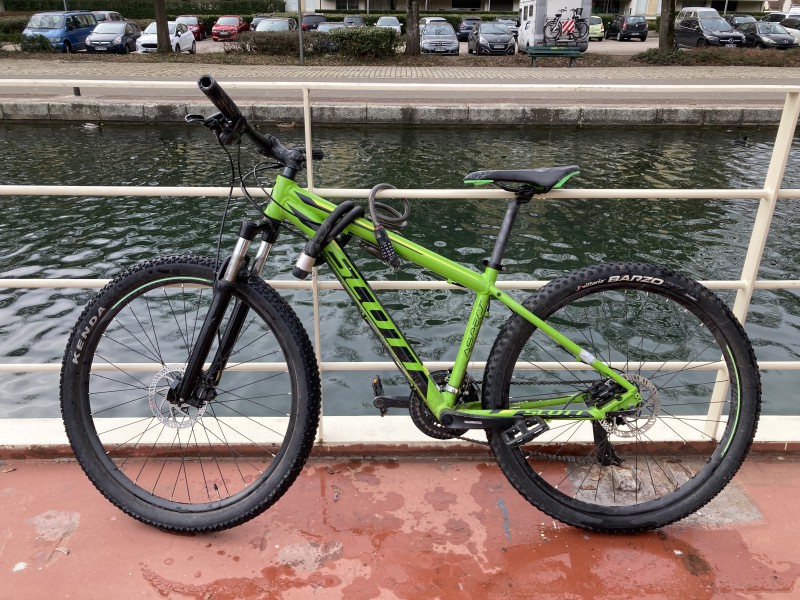 Vélo Scott trouvé dans le port de canal à Dijon
