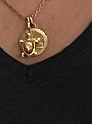Collier/chaine dorée avec 2 pendentifs Lyon 6eme