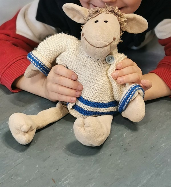 Petit mouton en peluche