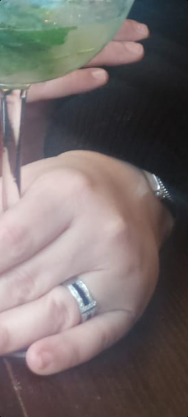 Bague en or gris et pierre bleue perdue