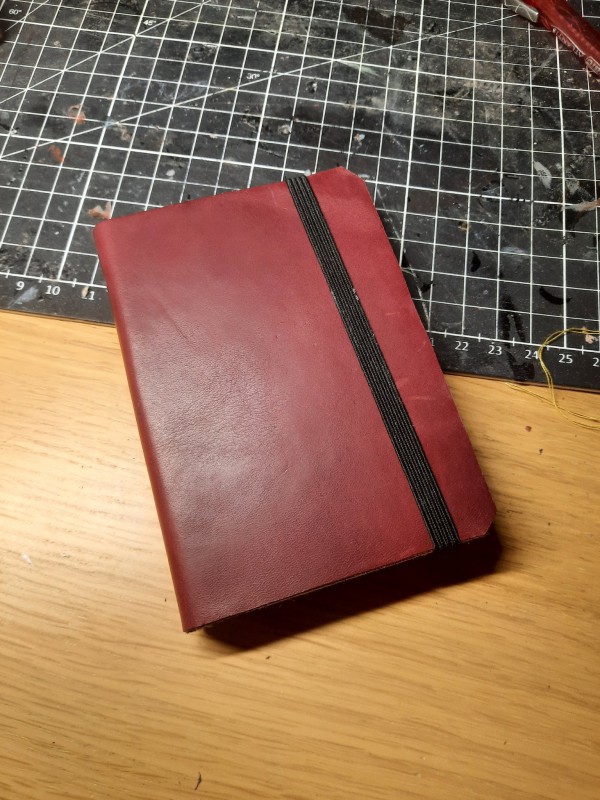 Petit carnet en cuir rouge, Rue nationale Lille, 11/12h mardi 7 mars