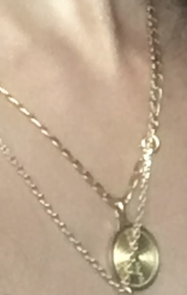 Chaîne en or avec un pendentif de la cathédrale de Chartres