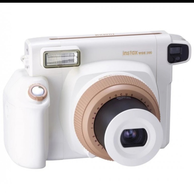 Sac a dos noire avec des vêtements dedans et un appareil photo instax terminal 1 aéroport cdg .