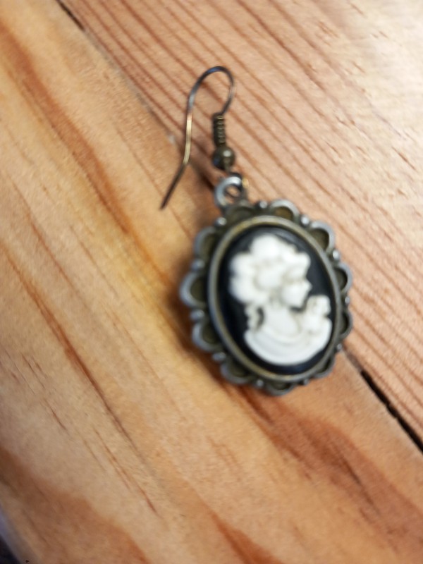 Boucle d'oreille camée argent