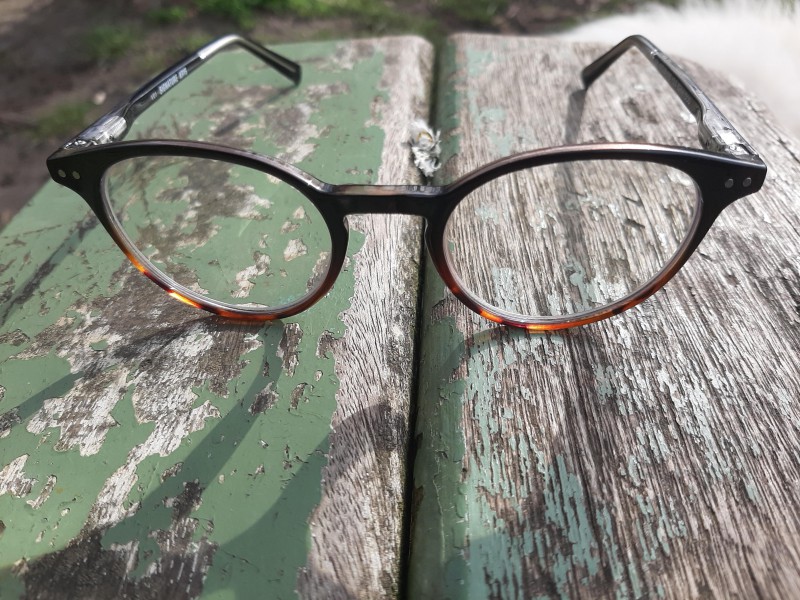 lunettes de vue dans parc de st cloud de chez krys ecail marron