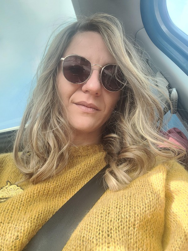 Pull jaune moutarde tricoté avec broche nuage dorée dessus.