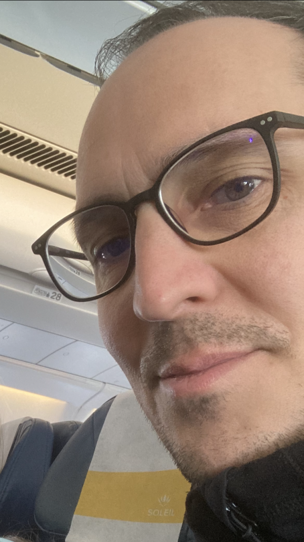 Perdu lunettes de vue au cadre noir, dans une boîte bleue