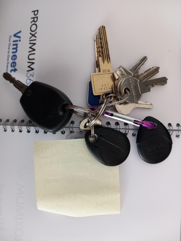 trouvé trousseau de clé voiture et appartement + badge