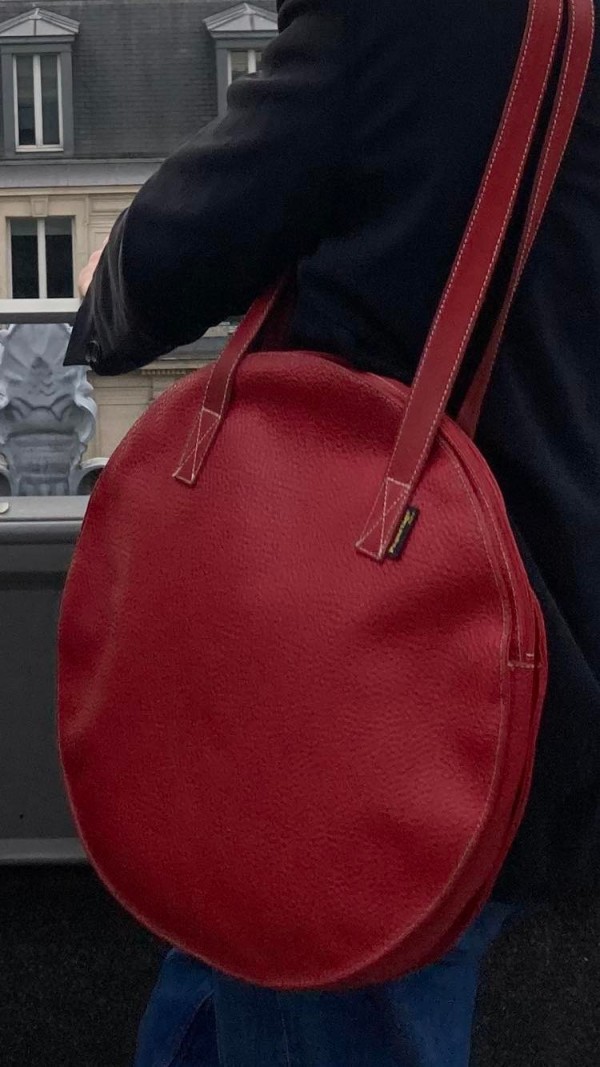 Sac Rond Rouge en cuir volé Rue Vauban à Dijon