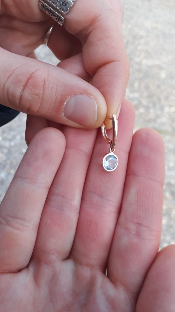Perdu boucle d’oreille doré avec un Pierre blue à Avignon