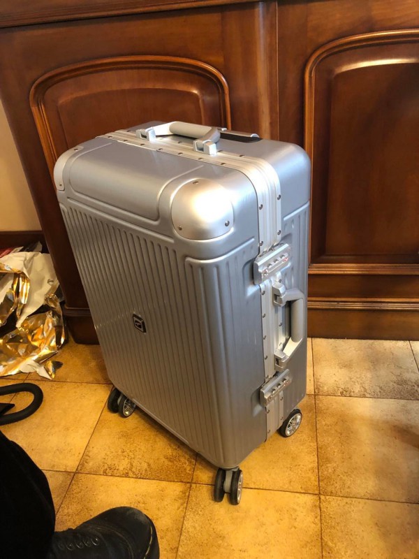 Valise grise métalisée, 81cm de hauteur
