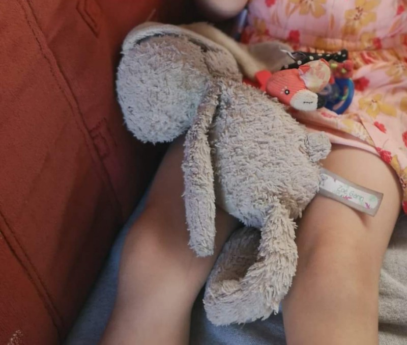 Doudou lapin avec étiquette au nom de [nom masqué] garin