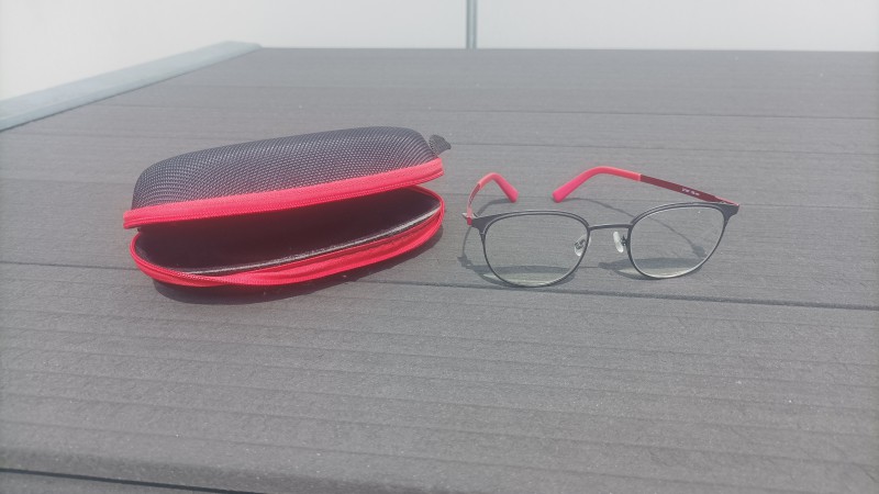 Paire de lunettes avec étui