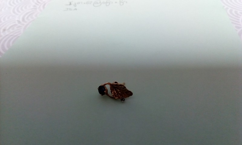 Boucle d oreille en or en forme de feuille et saphir