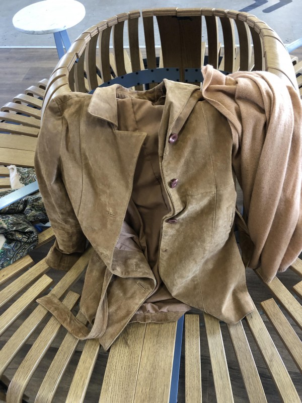 Veste en daim beige avec echarpe cashmere inoui 8549 du 4 mai voiture 12