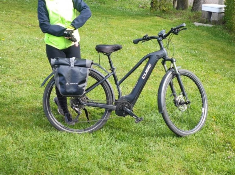 Velo electrique femle CUBE couleur noir