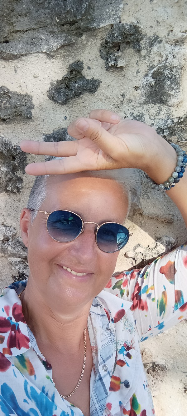 Lunettes solaires a la vue dans un étui rectangulaire noire ecrit afflelou en rouge