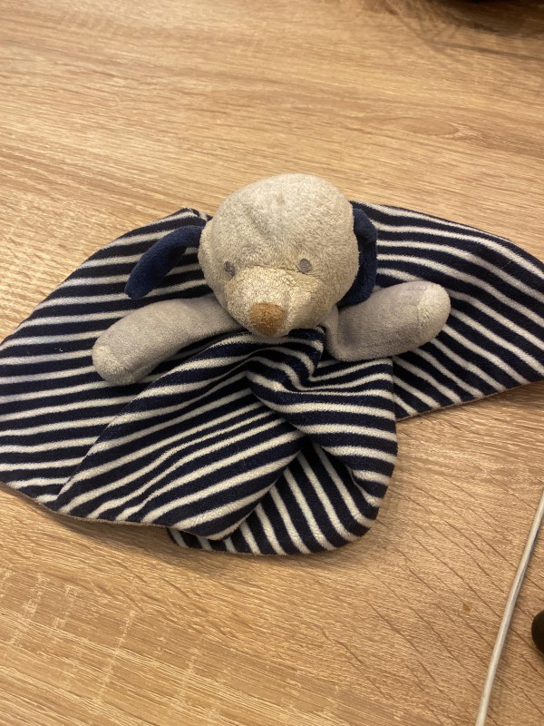 Peluche blanche et bleue carré