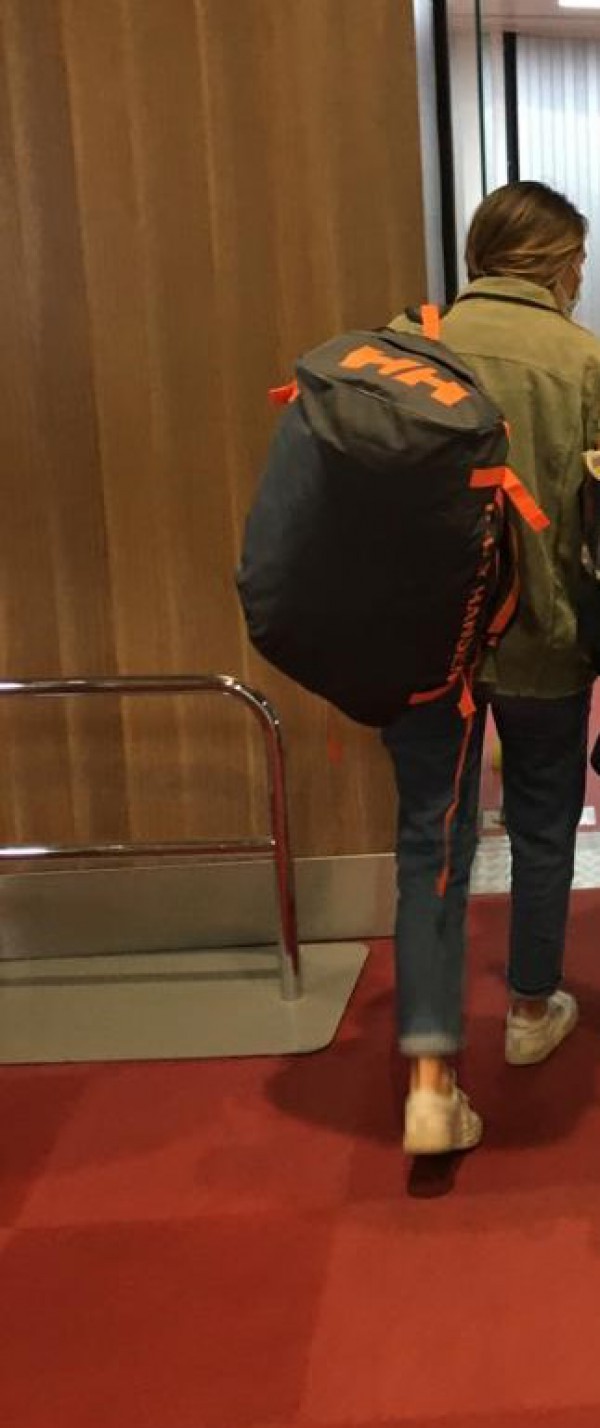 SAC A DOS DE VOYAGE HEELY HANSEN GRIS AVEC BRETELLE ORANGE VOLE EN GARE DE LAVAL