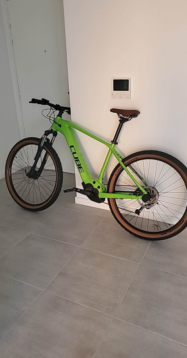 Volé : VTT à assistance électrique CUBE Vert, Avenue VERCINGETORIX, CLERMONT-FERRAND