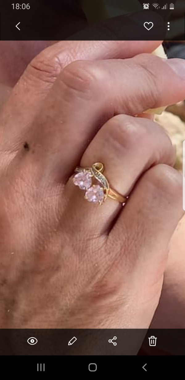 Bague en or certie de deux pierres roses en forme de coeur