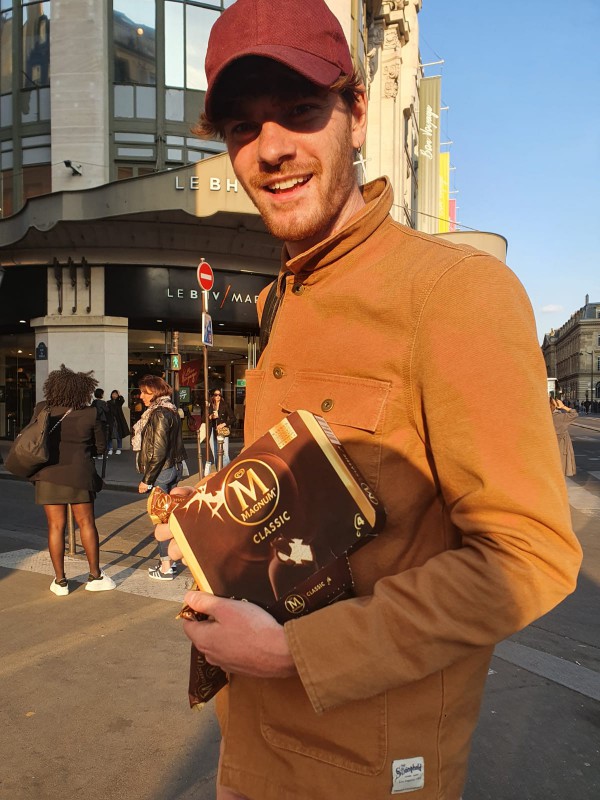 Oublié veste marron dans panier de vélo Lime, rue Dante, 75005