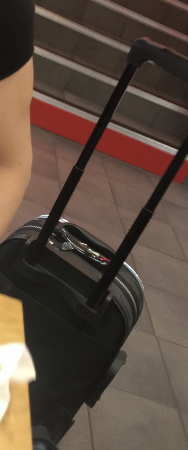Petite valise noire volée devant le Pathé Bellecour