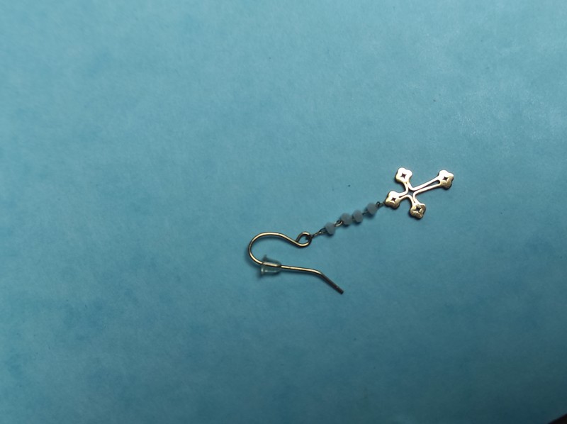 Perdu boucle d'oreille dorés pendantes avec perles blanches et croix à l'extrémité