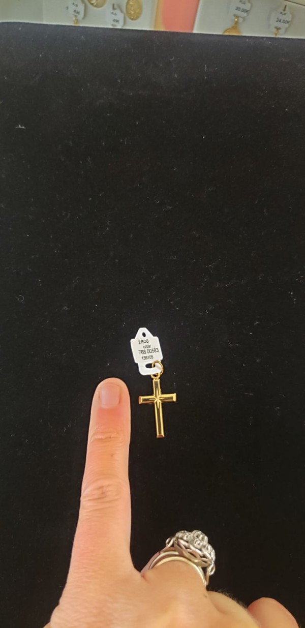 Petite croix sur une chaine en or